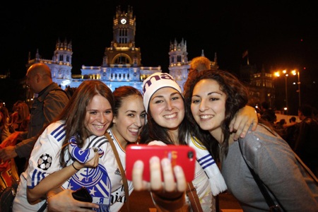 Thành Madrid “rực cháy” chào đón những người hùng - 10 Những CĐV cháy hết mình vì đội bóng