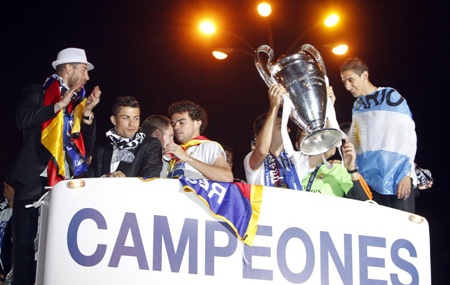 Thành Madrid “rực cháy” chào đón những người hùng - 2 Những cầu thủ Real Madrid giương cao chức vô địch, diễu hành quanh thành phố