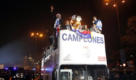 Thành Madrid “rực cháy” chào đón những người hùng - 3 Những cầu thủ Real Madrid giương cao chức vô địch, diễu hành quanh thành phố
