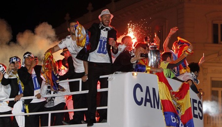 Thành Madrid “rực cháy” chào đón những người hùng - 4 Những cầu thủ Real Madrid giương cao chức vô địch, diễu hành quanh thành phố