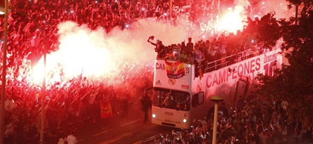 Thành Madrid “rực cháy” chào đón những người hùng - 6 Thành Madrid đỏ lửa ăn mừng chức vô địch của Real