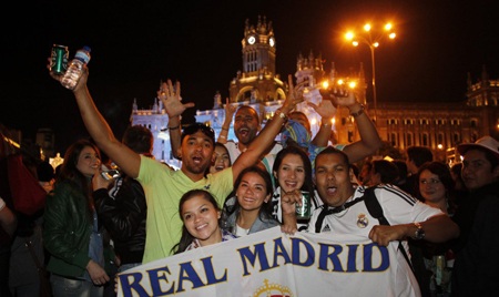 Thành Madrid “rực cháy” chào đón những người hùng - 8 Những CĐV cháy hết mình vì đội bóng