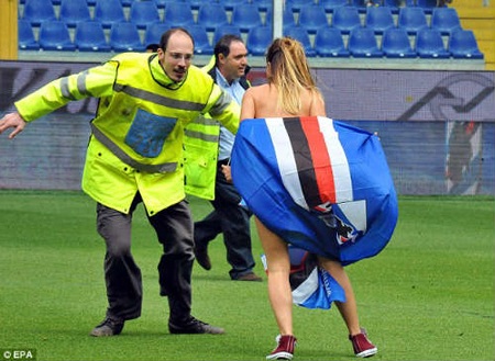 Nhân viên bảo vệ cố gắng truy đuổi cô gái này