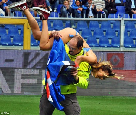 Sau đó, người này đã vác cô gái trên vai đưa ra khỏi sân