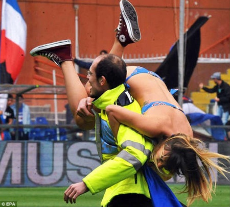 Sau đó, người này đã vác cô gái trên vai đưa ra khỏi sân