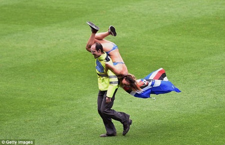 Sau đó, người này đã vác cô gái trên vai đưa ra khỏi sân