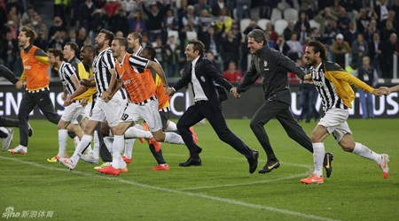 Juventus vỡ òa trong ngày vô địch Serie A - 2 Toàn đội Juventus chạy tới tri ân những CĐV