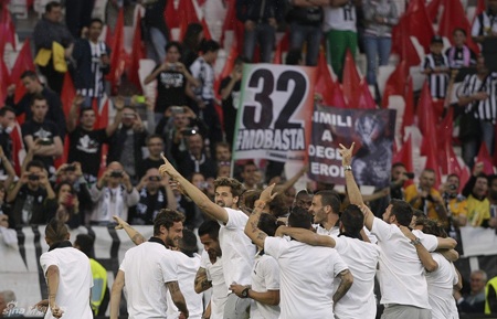 Juventus vỡ òa trong ngày vô địch Serie A - 3 Không khí rộn ràng lan tỏa từ trên khán đài tới mặt sân