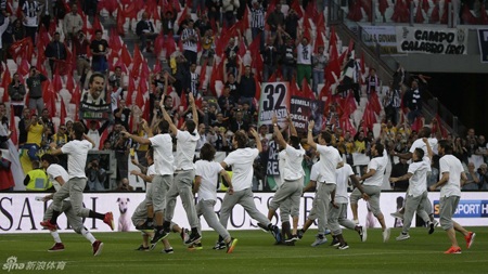 Juventus vỡ òa trong ngày vô địch Serie A - 4 Không khí rộn ràng lan tỏa từ trên khán đài tới mặt sân