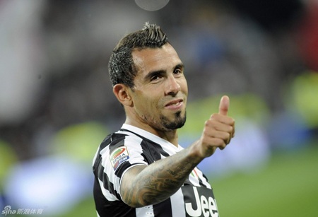 Juventus vỡ òa trong ngày vô địch Serie A - 6 Carlos Tevez ăn mừng chức vô địch Serie A đầu tiên
