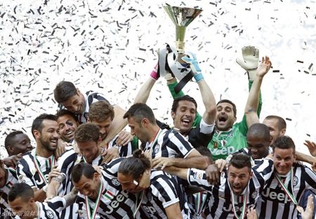 Hạ gục Cagliari, Juventus kết thúc Serie A với 102 điểm - 1 Juventus
lên ngôi vô địch Serie A với 102 điểm