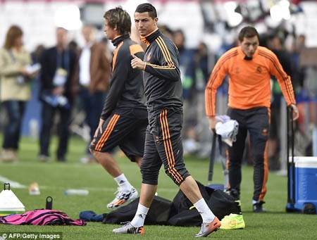 C.Ronaldo cười tươi hết cỡ trước trận sinh tử - 1 C.Ronaldo đã bình phục chấn thương và sẽ có mặt trong trận chung kết