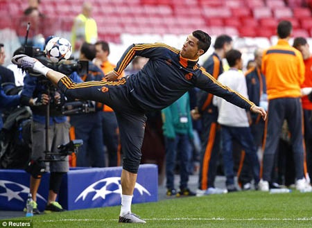 C.Ronaldo cười tươi hết cỡ trước trận sinh tử - 6 Tiền đạo này còn ngẫu hứng thể hiện kỹ thuật