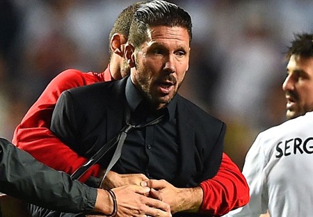 Simeone tự hào dù mất chức vô địch đau đớn - 1 Simeone kêu gọi toàn đội đứng lên sau thất bại oan nghiệt trước Real