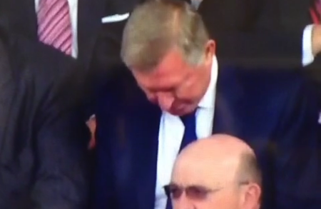Sir Alex ngủ gật khi theo dõi MU thi đấu? - 1 Sir Alex ngủ gật trên khán đài Old Trafford
