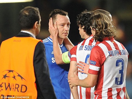 Terry đã
không kìm được những giọt nước mắt sau trận thua trước Atletico