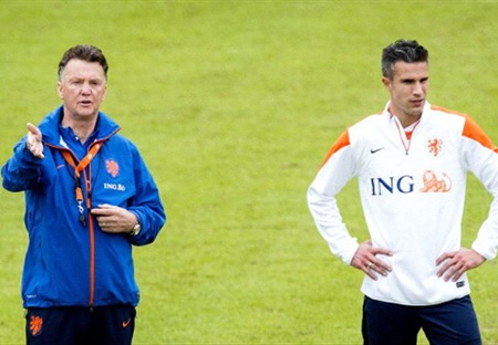 Van Gaal sẽ lựa chọn Van Persie là đội trưởng MU?