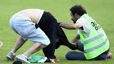 Nhân viên an ninh đã phải vào cuộc ngăn chặn cuộc ẩu đả này