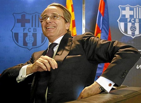 Phó Chủ tịch Javier Faus vui mừng công bố khoản lãi kỷ lục của Barca