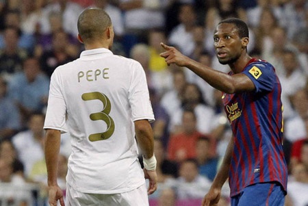 Cựu cầu thủ Barcelona ném chai nước vào mặt Pepe - 1 Cựu cầu thủ Barcelona ném chai nước vào mặt Pepe - 1
