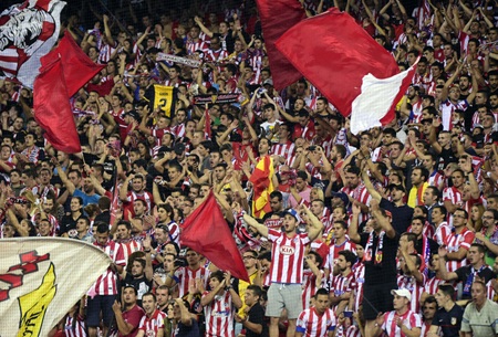 Khán đài
Vicente Calderon rợp sắc Trắng-Đỏ ăn mừng chức vô địch