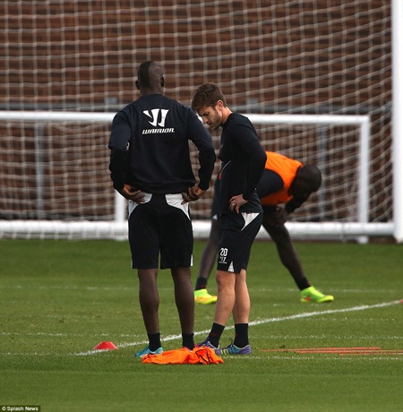 Sau đó, Balotelli quá chán nản, vứt cả áo tập xuống đất