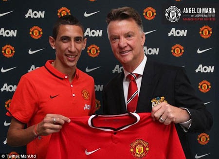 Chùm ảnh: Di Maria rạng rỡ trong lễ ra mắt MU - 2 Cầu thủ này
giơ áo đấu của Quỷ đỏ bên cạnh HLV Van Ňaal