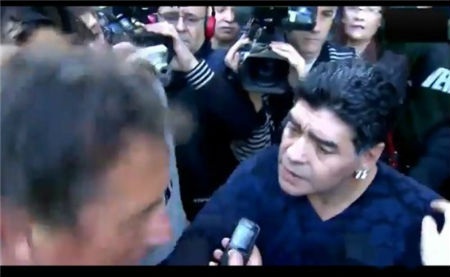 Maradona thẳng tay tát phóng viên - 1 Maradona hành hung phóng viên vì bị quấy rầy