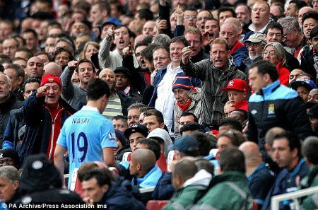 Nasri thóa mạ người hâm mộ Arsenal - 1 Nasri không đồng tình với phản ứng của CĐV Arsenal