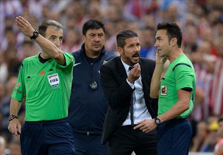 HLV Simeone bị phạt nặng vì dám xoa đầu trọng tài - 1 HLV Simeone trả giá đắt vì những hành vi không đúng mực với trọng tài