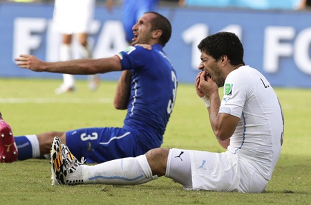 Barcelona không cấm Luis Suarez “cắn người” - 1 Hợp đồng của Suarez không có điều khoản “cấm cắn người”