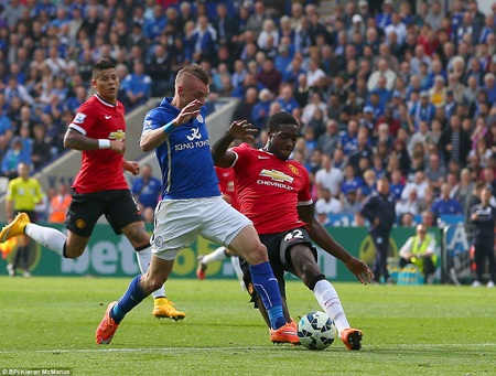 Rooney uất ức quát mắng đồng đội ngay trên sân - 1 Hàng thủ MU đã bộc lộ quá nhiều sai lầm