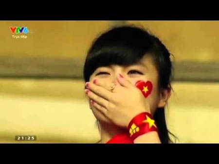 Nữ CĐV xinh đẹp khóc nghẹn vì thất bại của U19 Việt Nam - 1 Nữ CĐV xinh
đẹp khóc nghẹn sau thất bại của U19 Việt Nam