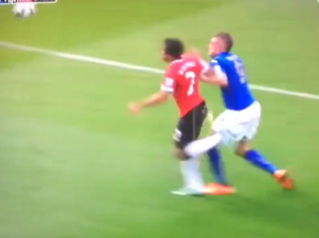 Tình huống
Vardy đã phạm lỗi với Rafael