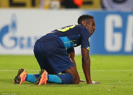 Lộ nguyên hình chân gỗ, Welbeck bỏ lỡ 3 cơ hội ngon ăn - 1 Welbeck, nỗi thất vọng lớn của Arsenal