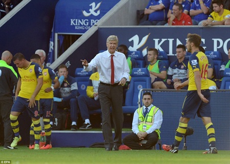 CĐV Arsenal chửi rủa, gây sức ép đòi CLB mua tiền đạo - 1 HLV Wenger
chưa dám hứa hẹn về mua sắm của Arsenal