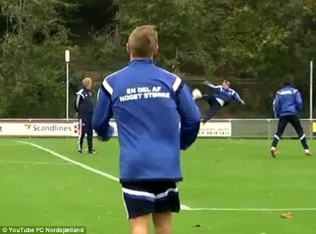 Bàn thắng ngoạn mục của Bendtner