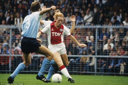 Thời “quần đùi áo số” của các HLV Premier League ra sao? - 10 Koeman, huyền thoại bóng đá Hà Lan