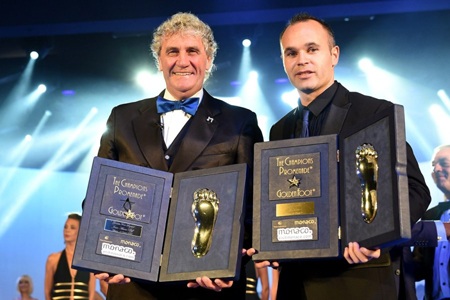 Vượt qua C.Ronaldo, Iniesta đoạt giải Bàn chân vàng - 2 H.Long