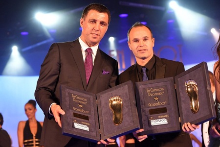 Vượt qua C.Ronaldo, Iniesta đoạt giải Bàn chân vàng - 3 H.Long