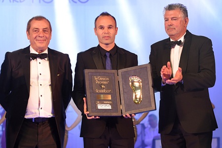 Vượt qua C.Ronaldo, Iniesta đoạt giải Bàn chân vàng - 1 Iniesta được tôn vinh ở danh hiệu Bàn chân vàng