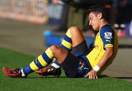 Tiết lộ gây sốc về chấn thương của Mesut Ozil - 1 Sự thiếu cẩn trọng của HLV Wenger dẫn tới chấn thương nặng của Mesut Ozil