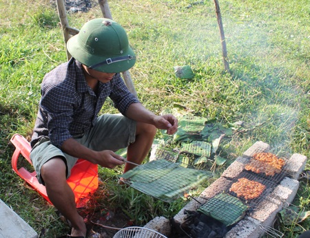 Các ông chồng vào bếp chuẩn bị bữa ăn cho những người phụ nữ trong làng.