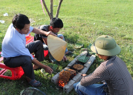 Các ông chồng vào bếp chuẩn bị bữa ăn cho những người phụ nữ trong làng.