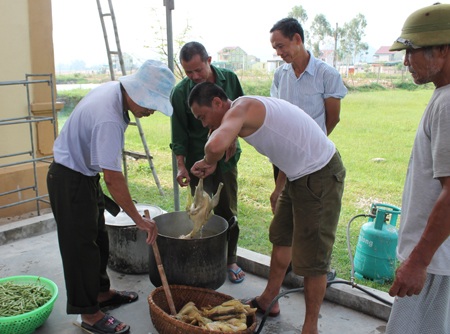 Các ông chồng vào bếp chuẩn bị bữa ăn cho những người phụ nữ trong làng.