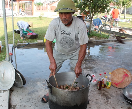 Các ông chồng vào bếp chuẩn bị bữa ăn cho những người phụ nữ trong làng.