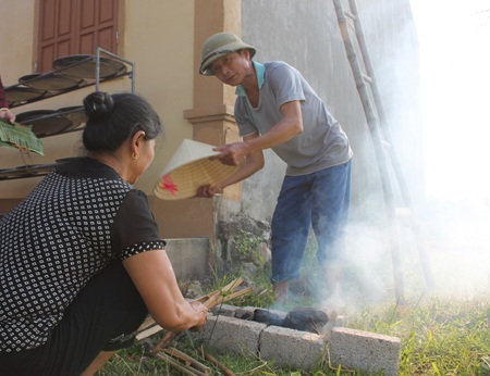 Các ông chồng vào bếp chuẩn bị bữa ăn cho những người phụ nữ trong làng.