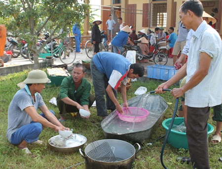 Các ông chồng vào bếp chuẩn bị bữa ăn cho những người phụ nữ trong làng.