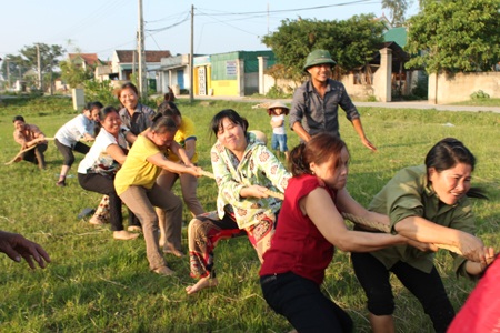 Các chị vui chơi thể thao trong sự cổ vũ nhiệt tình từ chồng mình.