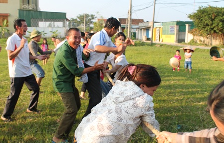 Các chị vui chơi thể thao trong sự cổ vũ nhiệt tình từ chồng mình.